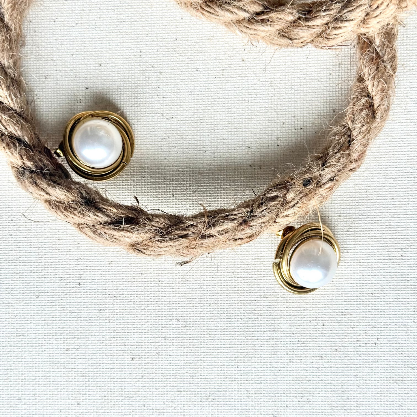 boucles d'oreilles Lagune dorée blanche